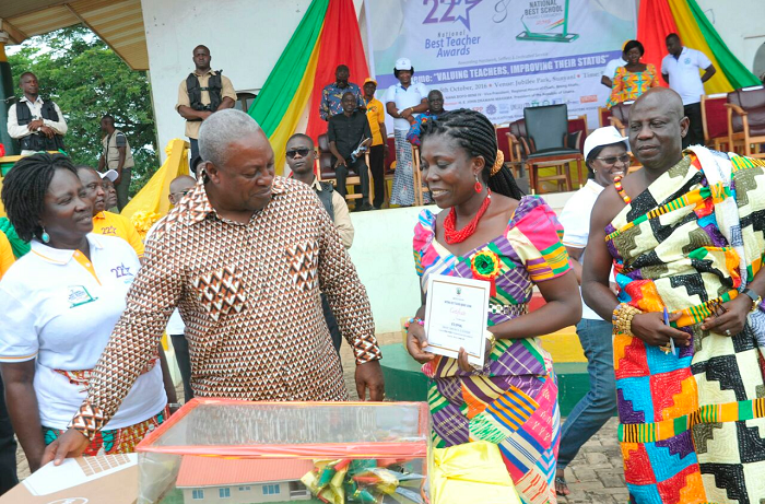  President  Mahama showing Madam Rita Oppong a prototype of her building. With them is Prof. Jàne Naana Opoku Agyemang (left).